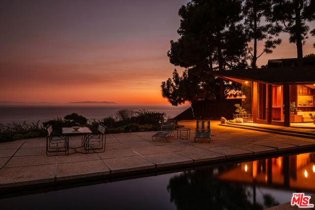 8 Sea Cove Drive, Rancho Palos Verdes CA: https://media.crmls.org/mediaz/9e9d4368-ebea-40e1-a493-aba7ca08885f.jpg
