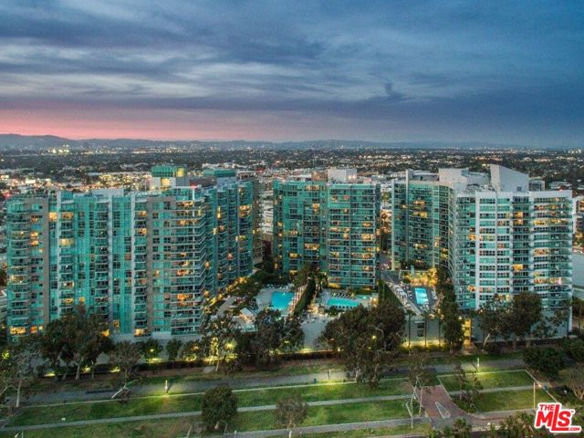 13600 Marina Pointe Drive, Marina del Rey CA: https://media.crmls.org/mediaz/9e9e047f-a678-459a-93e0-6be7598663f5.jpg