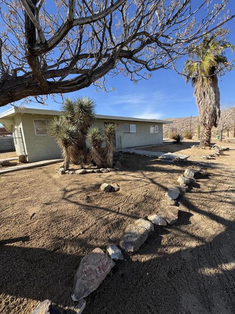 5958 El Reposo Street, Joshua Tree CA: https://media.crmls.org/mediaz/9e9e7a3b-496a-4470-87a3-9eb72e4ac24b.jpg