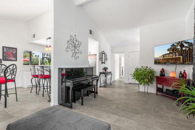 526 N Sunset Way, Palm Springs CA: https://media.crmls.org/mediaz/9e9f49f5-0a3d-4d7b-92d7-0a2dd7ee1723.jpg