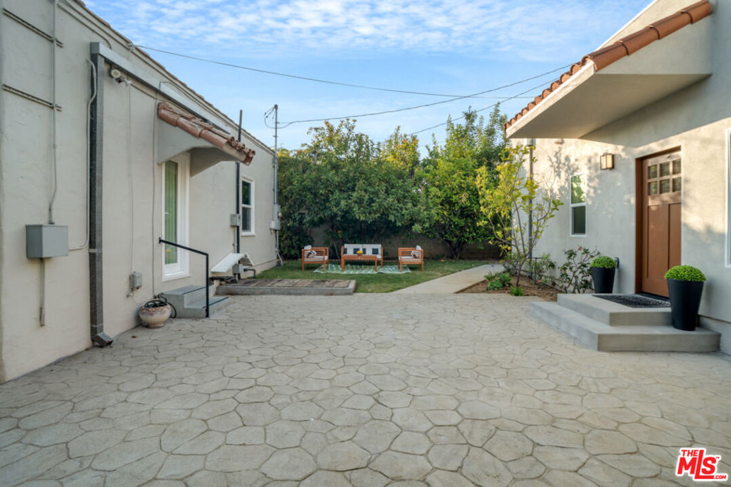 https://media.crmls.org/mediaz/9ea07f76-e7f7-44f3-ac30-0e13602c7801.jpg?preset=X-Large