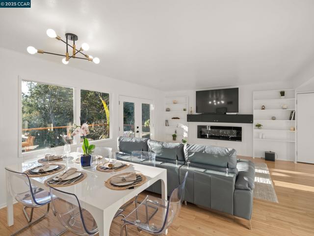 230 Fairlawn Dr, Berkeley CA: https://media.crmls.org/mediaz/9ea08e02-ee5f-4c1c-b120-a01517218cd3.jpg