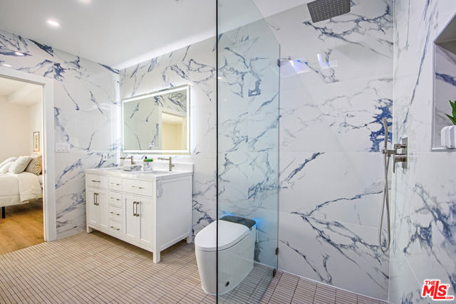 20 Ironsides Street, Marina del Rey CA: https://media.crmls.org/mediaz/9ea1ab74-dfd0-4460-b407-7a2b040b283a.jpg
