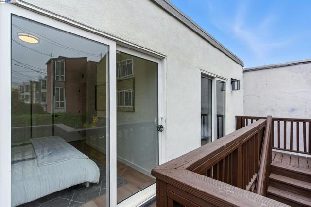 100 Byrne St, Daly City CA: https://media.crmls.org/mediaz/9ea1f716-843b-4c0f-836e-2bcdadb201cd.jpg