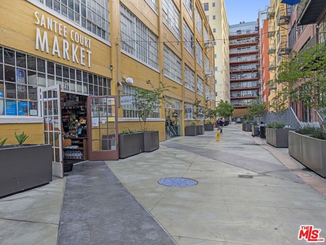 738 S Los Angeles Street, Los Angeles CA: https://media.crmls.org/mediaz/9ea2408c-087e-4ea6-be69-807e2ec53c56.jpg