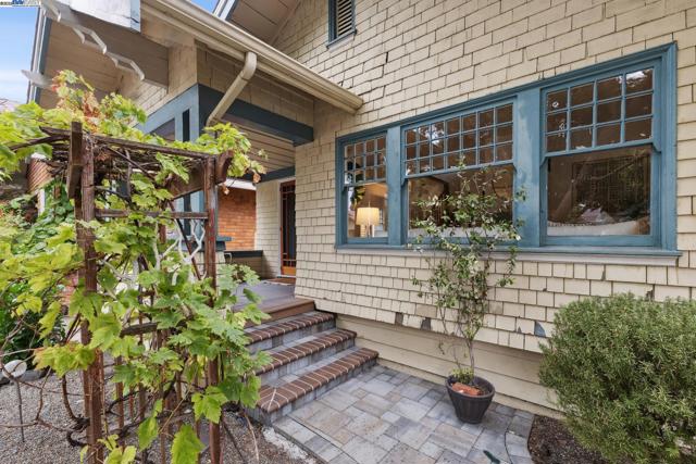 3215 Liberty Ave, Alameda CA: https://media.crmls.org/mediaz/9ea275a9-6bab-4943-b913-6bcd2d4e4e57.jpg