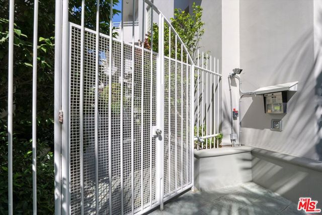 833 17th Street, Santa Monica CA: https://media.crmls.org/mediaz/9ea327d4-f909-402a-bd52-da88be49f907.jpg