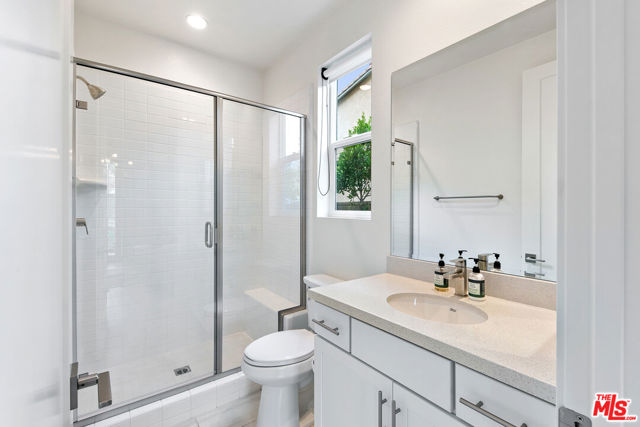 21316 Poema Place, Chatsworth CA: https://media.crmls.org/mediaz/9ea3edca-325e-4ba3-bdbd-60883fb2e6bf.jpg