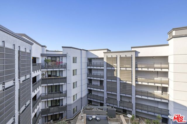 629 Traction Avenue, Los Angeles CA: https://media.crmls.org/mediaz/9ea5d252-1d2b-401f-8525-ee0e1af88114.jpg