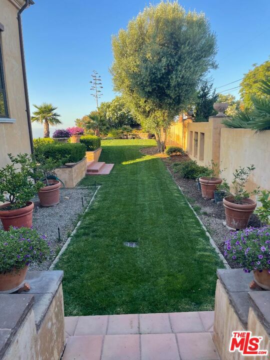 24734 W Saddle Peak Road, Malibu CA: https://media.crmls.org/mediaz/9ea7413d-a19c-4f5a-b5a2-f0605286c2aa.jpg