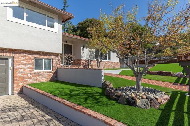 298 Elysian Fields DR, Oakland CA: https://media.crmls.org/mediaz/9ea87a7a-bec3-4734-b9e2-e77061bee937.jpg