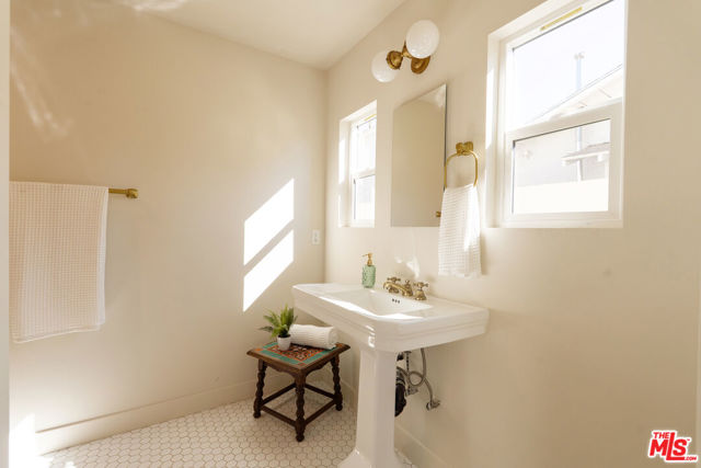 5200 S St Andrews Place, Los Angeles CA: https://media.crmls.org/mediaz/9ea940fc-fe37-4659-9720-6ee1005186da.jpg