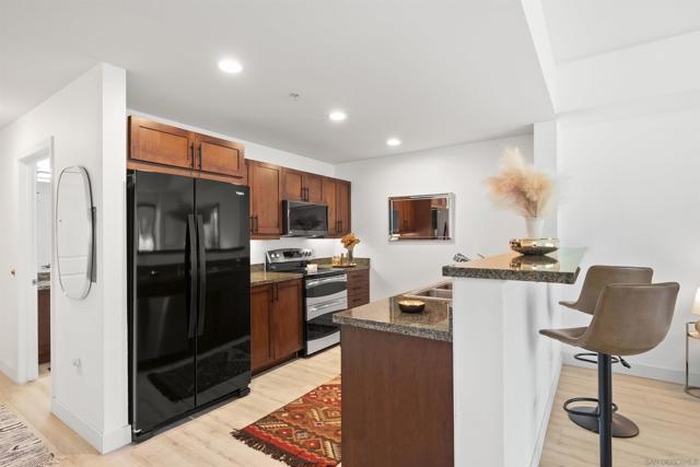 206 Park Blvd, San Diego CA: https://media.crmls.org/mediaz/9ea9adae-5be0-4cfd-bed2-682896e7dde2.jpg