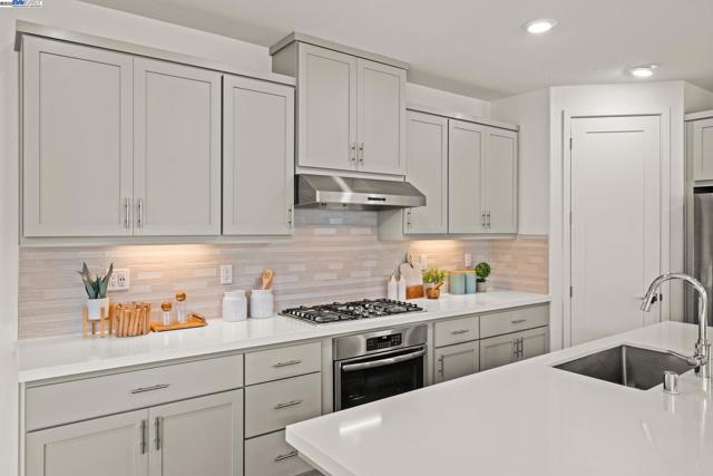 318 Paradiso Ct, San Ramon CA: https://media.crmls.org/mediaz/9eaa00ec-6d80-44be-a768-603fdb2fec9d.jpg