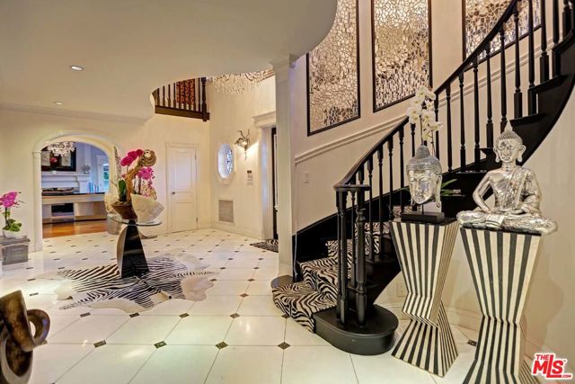 725 N Faring Road, Los Angeles CA: https://media.crmls.org/mediaz/9eaa6c78-5ec1-49ff-857e-a55d29668d99.jpg