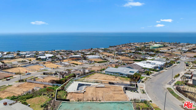 3530 Shoreheights Drive, Malibu CA: https://media.crmls.org/mediaz/9eaac058-916b-4f33-a09c-f621f6280454.jpg