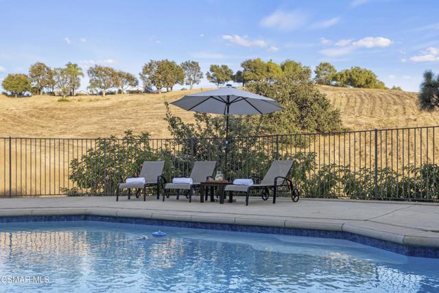 554 Lone Oak Drive, Thousand Oaks CA: https://media.crmls.org/mediaz/9eab1361-281f-4f4f-92ec-9dea20e32b72.jpg