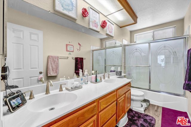 27632 Kevin Place, Santa Clarita CA: https://media.crmls.org/mediaz/9eabad39-991d-4191-865b-1749726f4bbe.jpg