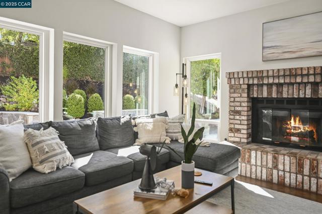 47 Kentfield Ct, Alamo CA: https://media.crmls.org/mediaz/9eac08fe-a53f-4b07-b4c4-1c60432e90ba.jpg