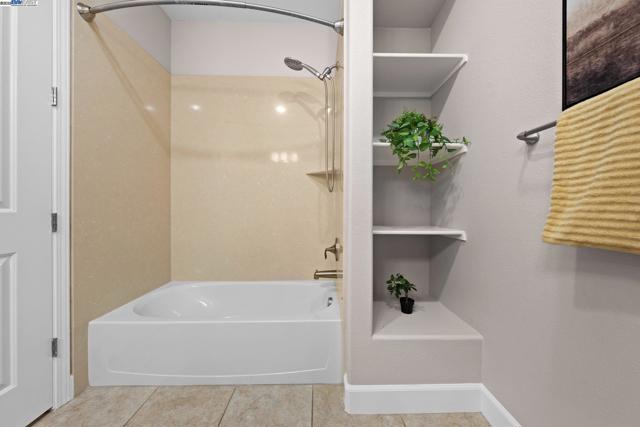 5223 S Esprit Loop, Dublin CA: https://media.crmls.org/mediaz/9eac9479-1c0a-4362-9288-3cdf207834e3.jpg