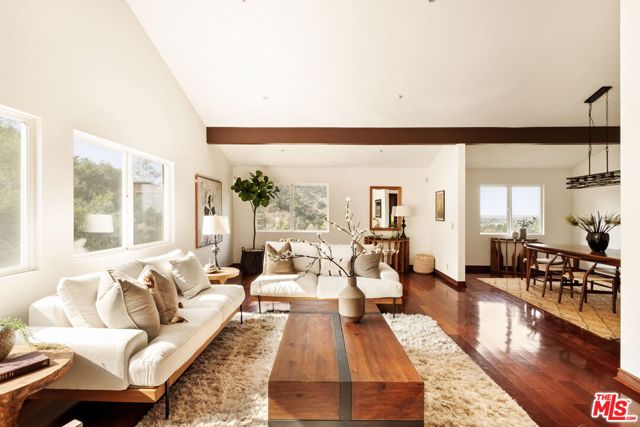 2617 Sleepy Hollow Place, Glendale CA: https://media.crmls.org/mediaz/9eaf6f76-bf9f-4dbb-823a-273fb74a12dd.jpg