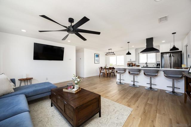 1210 Maria Ave, Spring Valley CA: https://media.crmls.org/mediaz/9eaf7a09-2617-4bb5-bf0c-b1f9905aee9f.jpg