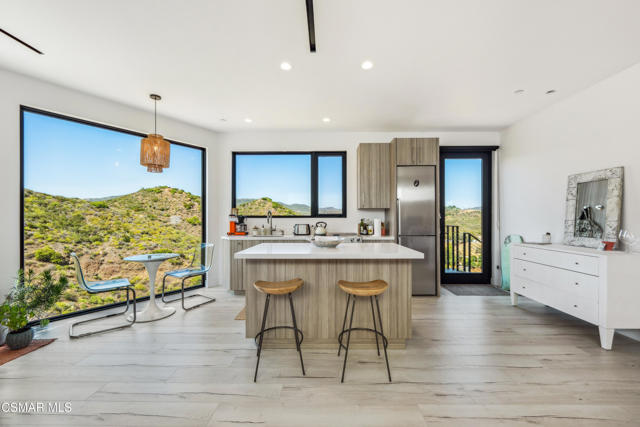 33433 Decker School Road, Malibu CA: https://media.crmls.org/mediaz/9eafe462-2ff5-4865-bf2b-fbe73559d804.jpg