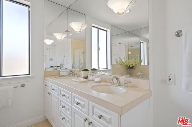 16000 W Sunset Boulevard, Pacific Palisades CA: https://media.crmls.org/mediaz/9eb096c5-d7ae-4810-b462-2d53024a240a.jpg