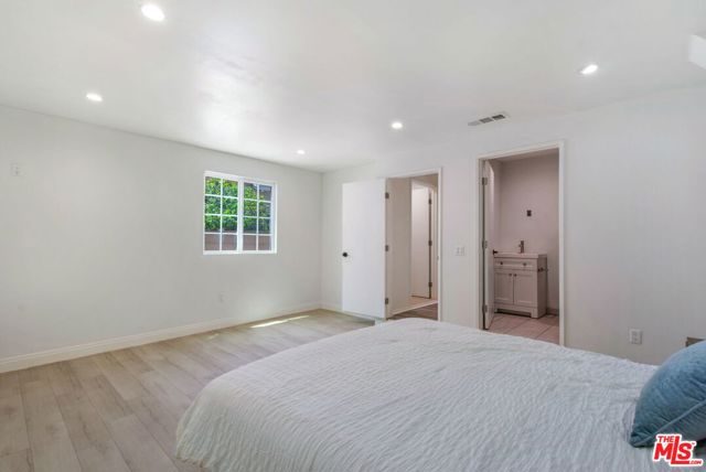 7731 Oak Park Avenue, Lake Balboa CA: https://media.crmls.org/mediaz/9eb0ea89-1a72-4c25-bbb3-3d18e0cb1da3.jpg