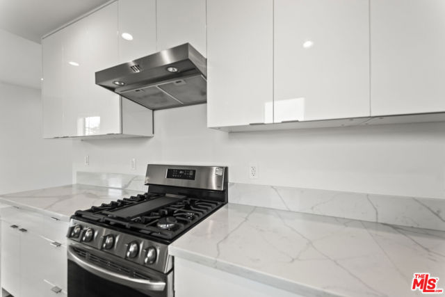 1254 9th Street, Santa Monica CA: https://media.crmls.org/mediaz/9eb19395-b9d5-4580-9c57-b2f04e8e7f44.jpg