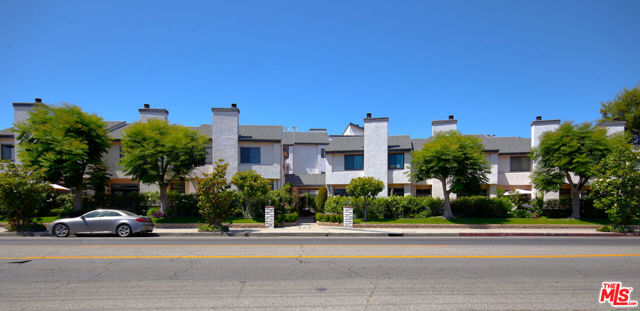 11911 Magnolia Boulevard, Valley Village CA: https://media.crmls.org/mediaz/9eb1cfe4-4e42-47aa-945e-8d3f4f5caaf7.jpg