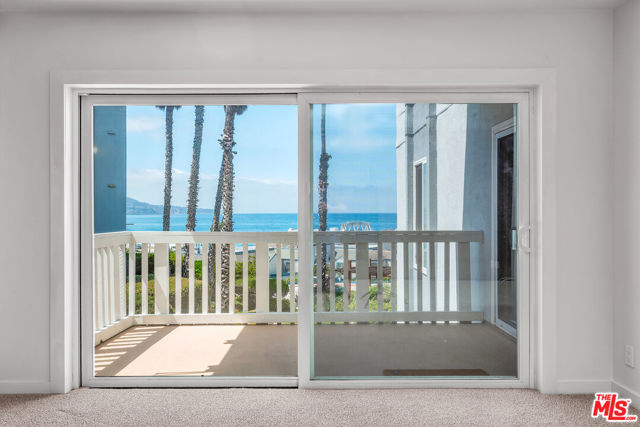 620 The, Redondo Beach CA: https://media.crmls.org/mediaz/9eb378dc-0cbb-4102-94ed-f03c4a717405.jpg