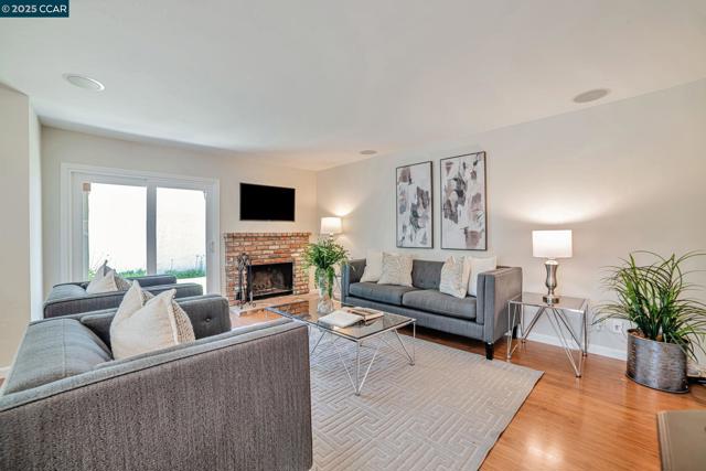 600 Guaymas Ct, San Ramon CA: https://media.crmls.org/mediaz/9eb480d1-058b-40af-b3f9-3bb9778461e5.jpg