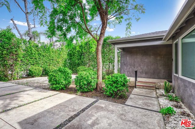 23018 Leonora Drive, Woodland Hills CA: https://media.crmls.org/mediaz/9eb67a4e-1d61-4295-8621-2266e93f8a88.jpg