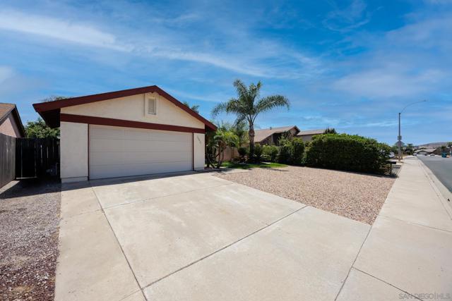10835 Grand Fork Dr, Santee CA: https://media.crmls.org/mediaz/9eb6f98f-016b-4872-b06f-b09d1c8bcfb3.jpg