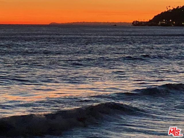 18842 Topanga Beach Drive, Malibu CA: https://media.crmls.org/mediaz/9eb71b13-8134-4442-aa39-86443fa4c49f.jpg