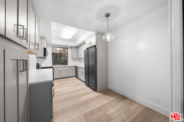 235 S Tower Drive, Beverly Hills CA: https://media.crmls.org/mediaz/9eb78151-eb76-40b0-b0f9-19297367e253.jpg