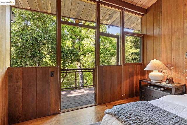 1 Kittiwake Rd, Orinda CA: https://media.crmls.org/mediaz/9eb7b388-64cd-4ac2-8b30-d0890a781adc.jpg