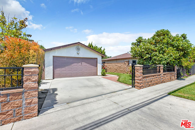 433 E 97th Street, Los Angeles CA: https://media.crmls.org/mediaz/9eb7de33-adcb-42f5-8a63-acf9d14ae186.jpg