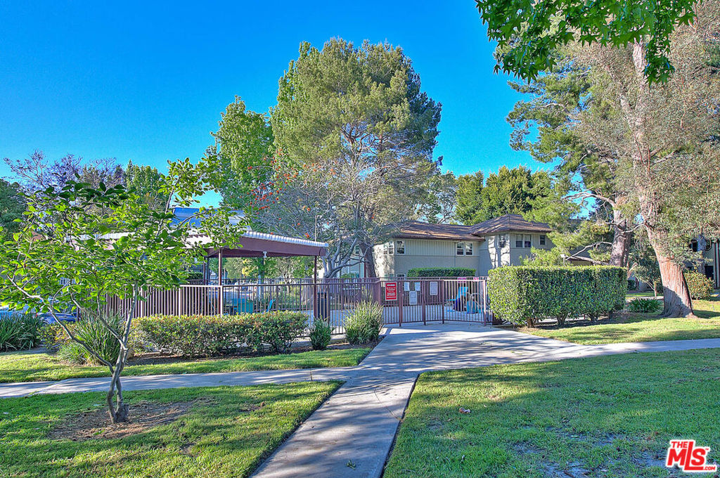 https://media.crmls.org/mediaz/9eb81c90-9ac4-49aa-9e43-761390db7a13.jpg?preset=X-Large