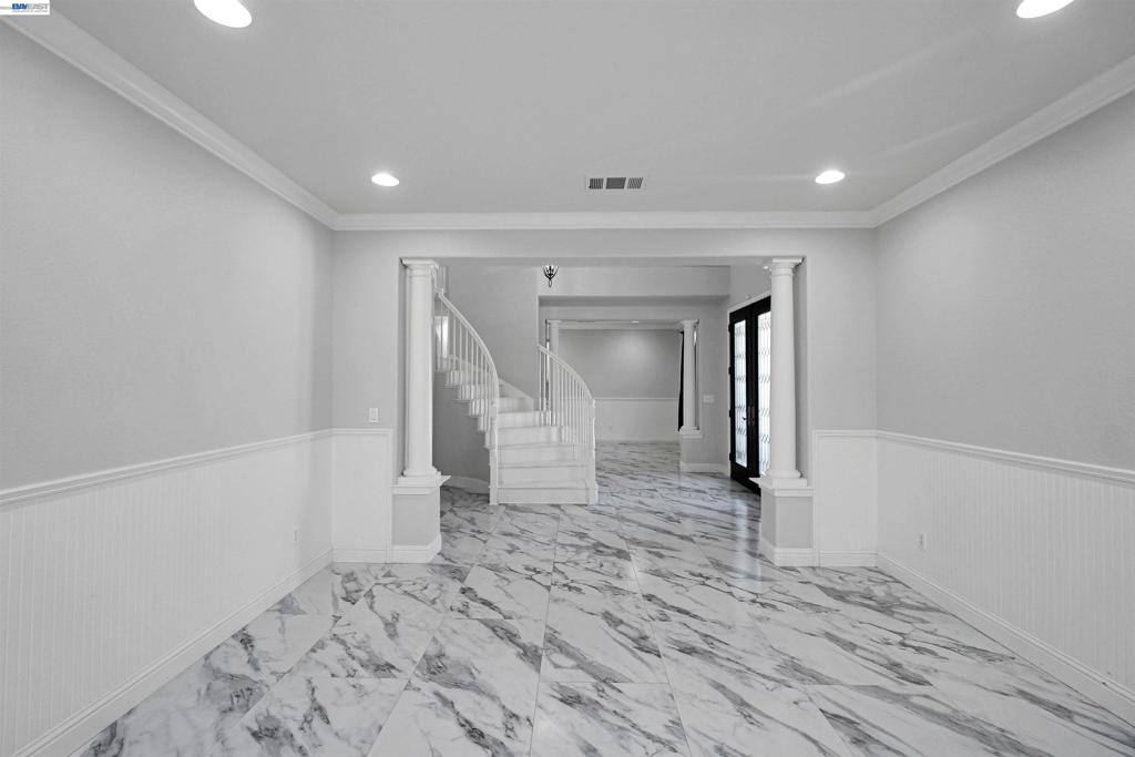 https://media.crmls.org/mediaz/9eb87d8d-3104-4636-89e1-97b166f6c1aa.jpg?preset=X-Large