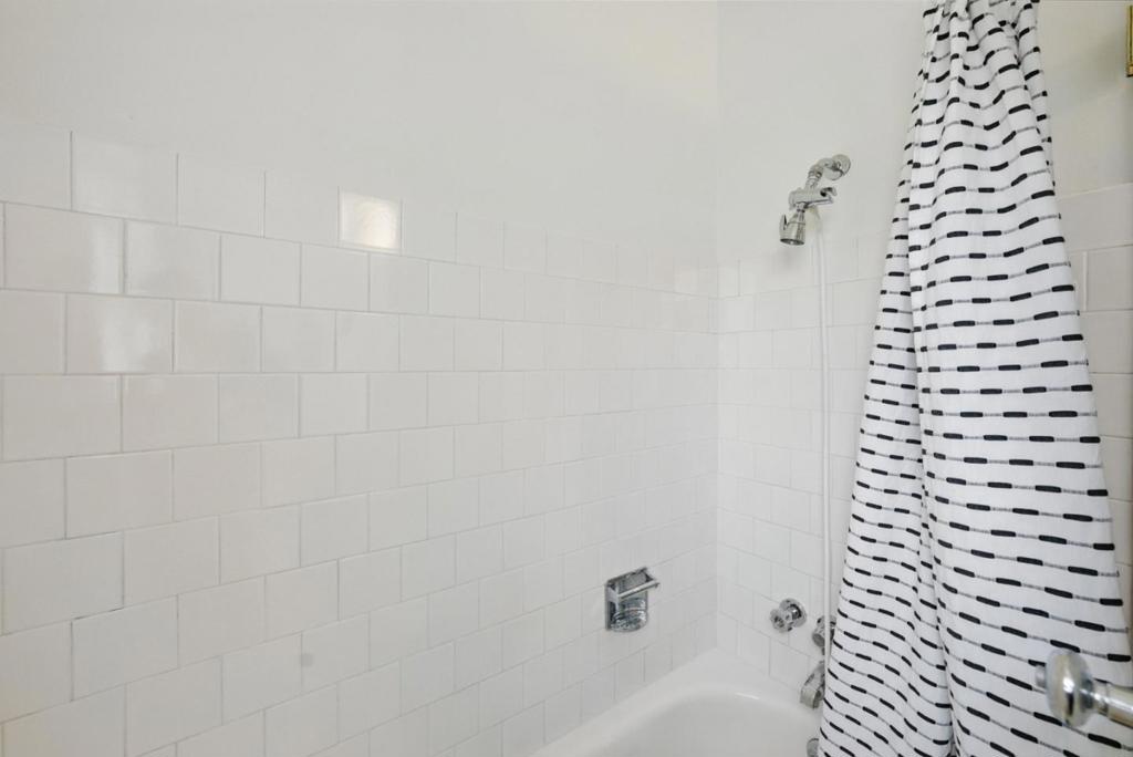 https://media.crmls.org/mediaz/9eb8a522-becd-4051-9f17-6397a1e2ce86.jpg?preset=X-Large