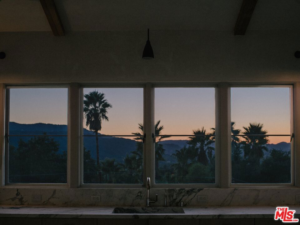 https://media.crmls.org/mediaz/9eb8c79c-0615-4b5a-ac58-4e5c5e8b231b.jpg?preset=X-Large