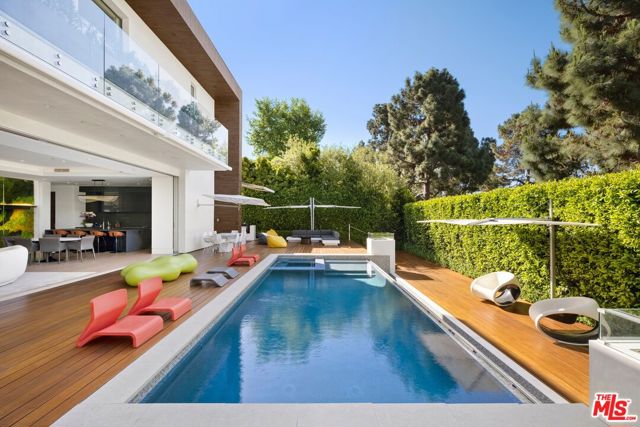 1410 Georgina Avenue, Santa Monica CA: https://media.crmls.org/mediaz/9eb8cd9a-347d-42f6-bbe9-351fe8fe86a6.jpg