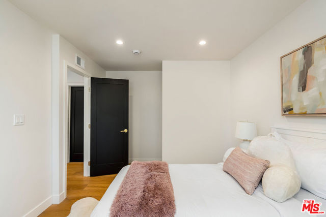22357 Welby Way, Woodland Hills CA: https://media.crmls.org/mediaz/9eb8e785-5c4a-4306-a63a-a2fbae5752a7.jpg