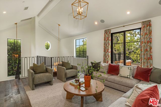 116 S Carmelina Avenue, Los Angeles CA: https://media.crmls.org/mediaz/9eb91d1f-566b-43f7-abe7-abf03678e15e.jpg