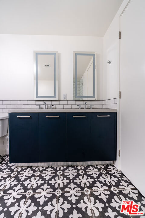 https://media.crmls.org/mediaz/9eba0a9e-164a-4f7b-aedb-25886f67e1c2.jpg?preset=X-Large