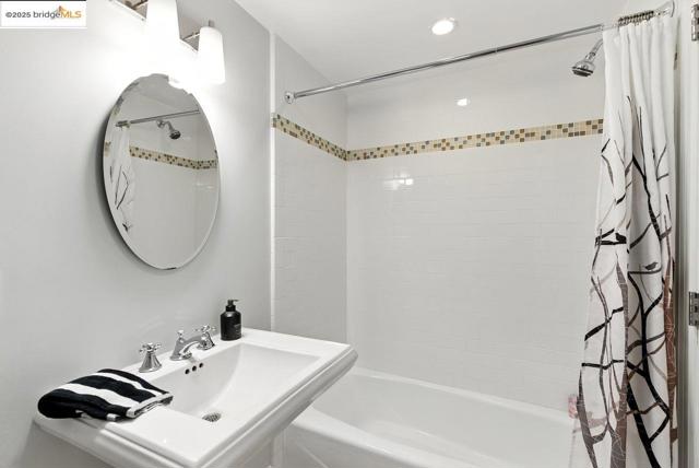 280 Monterey Blvd., San Francisco CA: https://media.crmls.org/mediaz/9eba620e-f471-41a8-b7a0-beee9ca101aa.jpg