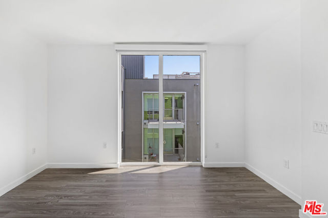 5750 E Hollywood Boulevard, Los Angeles CA: https://media.crmls.org/mediaz/9eba8301-0272-4474-aea7-405c1fea8e7d.jpg