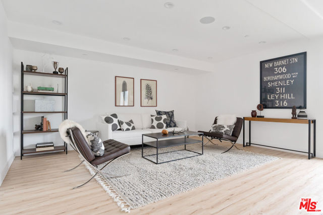 2514 Berkeley Avenue, Los Angeles CA: https://media.crmls.org/mediaz/9ebaabd9-d5ed-4fbd-8951-caafd0004909.jpg